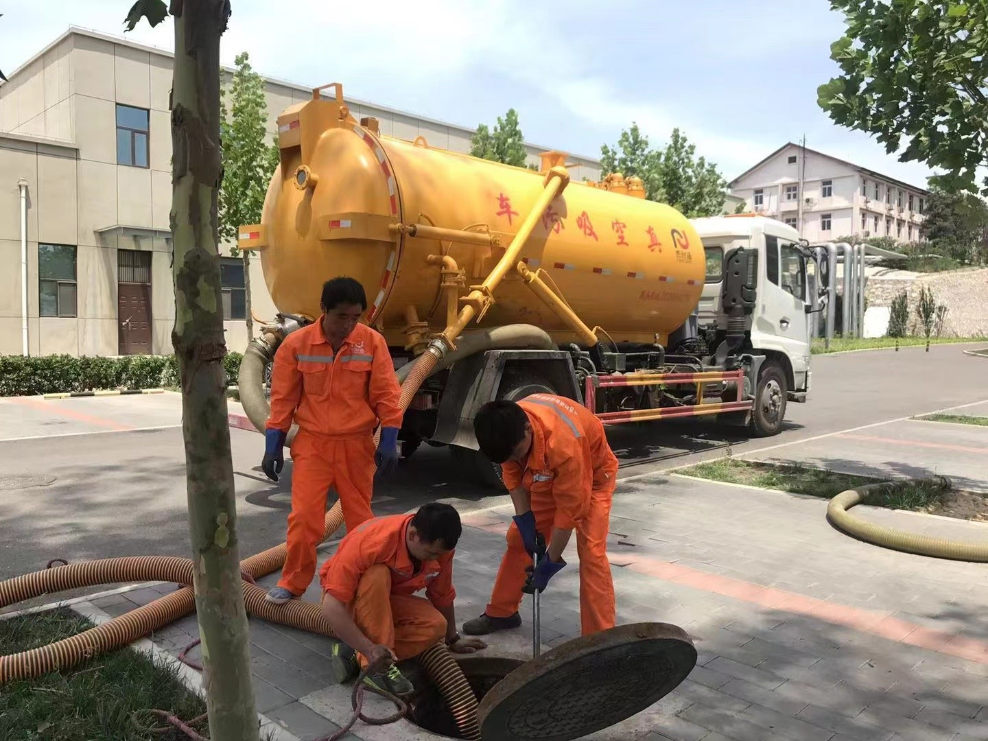 墨脱化粪池清理与5-8吨吸粪车施工效率分析